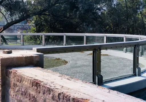 GLASWAND IN DER TUMRSCHANZENSTRASSENUMGEBUNG, MAGDEBURG